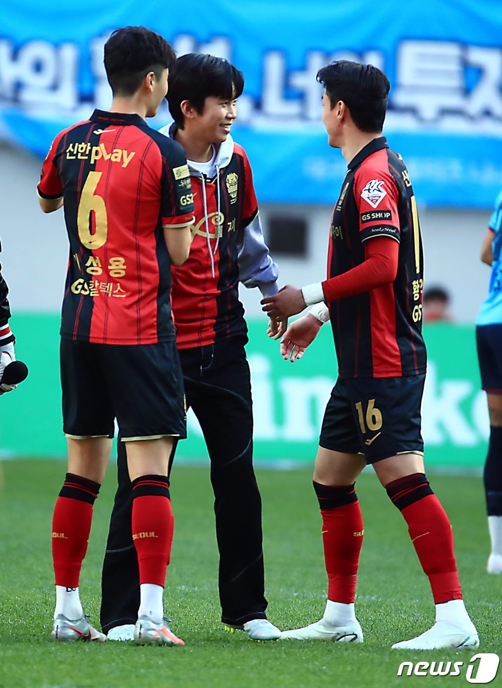 (서울=뉴스1) 박정호 기자 = '트로트계의 아이돌' 가수 임영웅이 8일 오후 마포구 상암동 서울월드컵경기장에서 열린 2023 하나원큐 K리그1 6라운드 FC서울과 대구FC의 경기에서 승리 기원 시축 후 기성용, 황의조와 인사를 나누고 있다.   중학교 때까지 축구 선수를 했던 임영웅은 이날 시축뿐 아니라 경기장을 찾은 팬들에게 직접 감사의 마음을 담아 노래를 선물하고, 경기도 끝까지 관람한다.   한편 임영웅 팬클럽 '영웅시대'는 공지를 통해 "(8일) 경기의 드레스 코드는 하늘색을 제외한 자율 복장"이라면서 "영웅시대를 드러내는 의상을 입고 싶겠지만 축구 팬덤의 또 다른 문화를 존중하고 지켜주시길 부탁드린다"고 남겼으며, 골대 뒤 양 팀 서포터들을 배려해 구매하지 않는 등 축구 팬들을 존중하는 모습을 보였다. 2023.4.8/뉴스1  Copyright (C) 뉴스1. All rights reserved. 무단 전재 및 재배포 금지.
