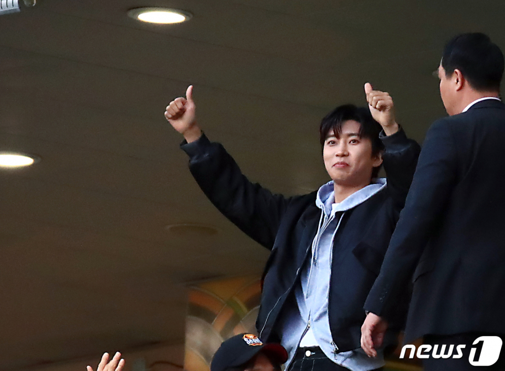 (서울=뉴스1) 박정호 기자 = '트로트계의 아이돌' 가수 임영웅이 8일 오후 마포구 상암동 서울월드컵경기장에서 열린 2023 하나원큐 K리그1 6라운드 FC서울과 대구FC의 경기에서 시축과 깜짝 공연을 마친 뒤 관중석에서 경기가 끝나자 팬들을 향해 인사하고 있다.   이날 공식 관중수는 45,007명으로 이는 코로나 이후 한국프로스포츠 최다 관중이다.  중학교 때까지 축구 선수를 했던 임영웅은 이날 시축뿐 아니라 경기장을 찾은 팬들에게 직접 감사의 마음을 담아 노래를 선물하고, 경기도 끝까지 관람한다.   한편 임영웅 팬클럽 '영웅시대'는 공지를 통해 "(8일) 경기의 드레스 코드는 하늘색을 제외한 자율 복장"이라면서 "영웅시대를 드러내는 의상을 입고 싶겠지만 축구 팬덤의 또 다른 문화를 존중하고 지켜주시길 부탁드린다"고 남겼으며, 골대 뒤 양 팀 서포터들을 배려해 구매하지 않는 등 축구 팬들을 존중하는 모습을 보였다. 2023.4.8/뉴스1  Copyright (C) 뉴스1. All rights reserved. 무단 전재 및 재배포 금지.