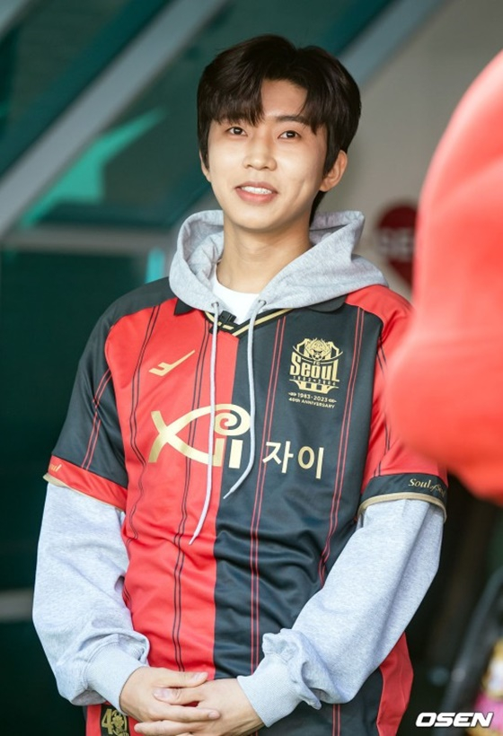 가수 임영웅이 8일 오후 서울월드컵경기장에서 열린 '하나원큐 K리그1 2023' 6라운드 FC서울-대구FC 시축자로 나섰다. /사진=OSEN