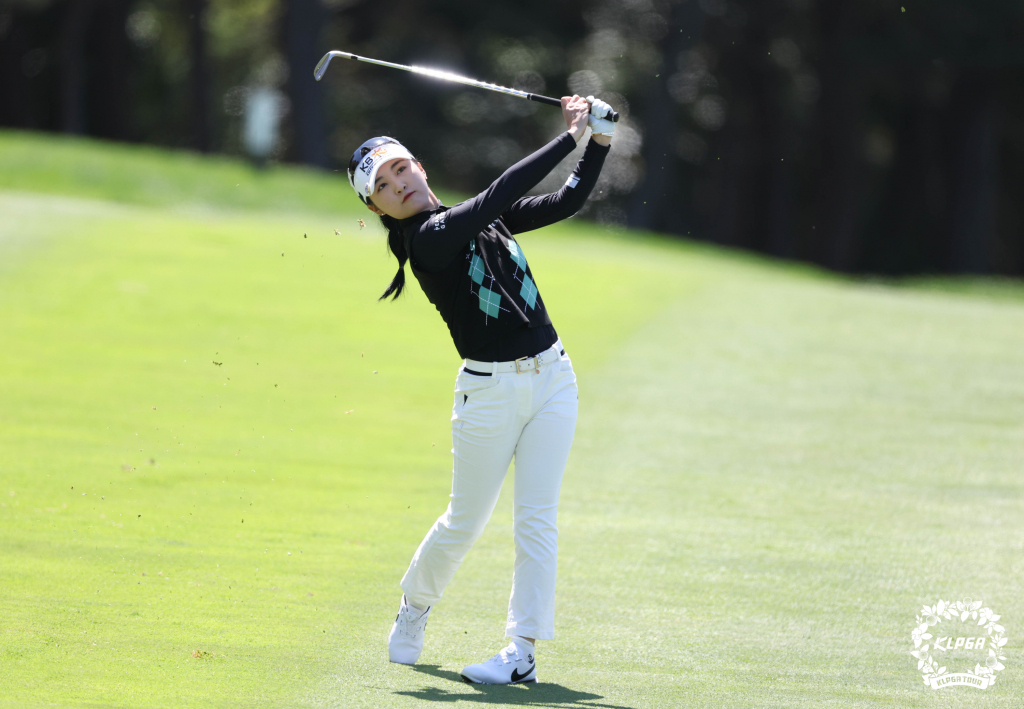 이예원이 9일 3번 홀에서 아이언샷을 시도하고 있다. /사진=KLPGA 제공