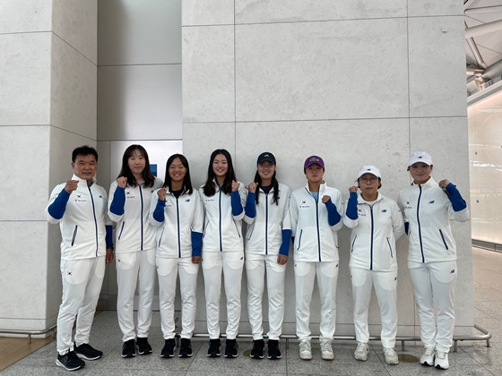 여자테니스 대표팀. 왼쪽부터 좌측부터 김정배 감독, 최지희, 백다연, 구연우, 정보영, 김다빈, 최동아 트레이너, 장경미 코치. /사진=대한테니스 협회 제공