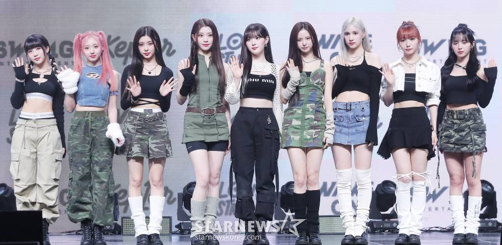 걸그룹 케플러(Kep1er)가 10일 오후 서울 광진구 예스24 라이브 홀에서 진행된 네 번째 미니앨범 'LOVESTRUCK! (러브스트럭)' 발매 기념 쇼케이스에 참석해 포즈를 취하고 있다.  'LOVESTRUCK!'은 처음으로 '사랑'이라는 감정을 마주한 아홉 소녀의 모습을 담은 앨범이다. 사랑을 깨닫게 된 소녀의 떨리고 설레는 마음, 처음이라 서툴 수 있지만 사랑받고 싶은 솔직한 마음 등 다양한 형태의 감정을 다양한 장르의 음악으로 그려냈다. 2023.04.10 /사진=김창현 기자 chmt@