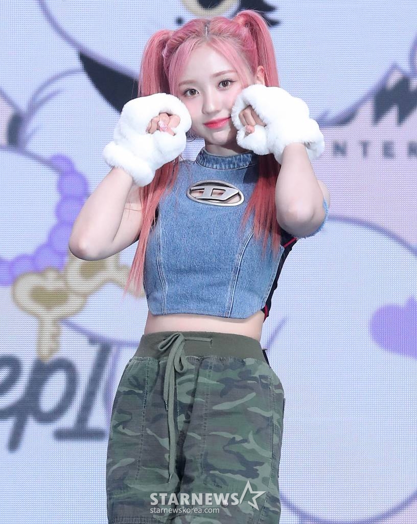걸그룹 케플러(Kep1er) 강예서가 10일 오후 서울 광진구 예스24 라이브 홀에서 진행된 네 번째 미니앨범 'LOVESTRUCK! (러브스트럭)' 발매 기념 쇼케이스에 참석해 포즈를 취하고 있다.  'LOVESTRUCK!'은 처음으로 '사랑'이라는 감정을 마주한 아홉 소녀의 모습을 담은 앨범이다. 사랑을 깨닫게 된 소녀의 떨리고 설레는 마음, 처음이라 서툴 수 있지만 사랑받고 싶은 솔직한 마음 등 다양한 형태의 감정을 다양한 장르의 음악으로 그려냈다. 2023.04.10 /사진=김창현 기자 chmt@