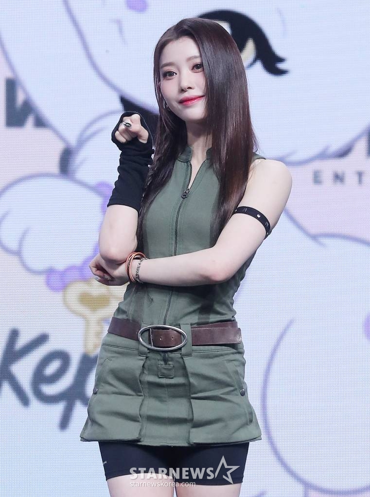 걸그룹 케플러(Kep1er) 샤오팅이 10일 오후 서울 광진구 예스24 라이브 홀에서 진행된 네 번째 미니앨범 'LOVESTRUCK! (러브스트럭)' 발매 기념 쇼케이스에 참석해 포즈를 취하고 있다.  'LOVESTRUCK!'은 처음으로 '사랑'이라는 감정을 마주한 아홉 소녀의 모습을 담은 앨범이다. 사랑을 깨닫게 된 소녀의 떨리고 설레는 마음, 처음이라 서툴 수 있지만 사랑받고 싶은 솔직한 마음 등 다양한 형태의 감정을 다양한 장르의 음악으로 그려냈다. 2023.04.10 /사진=김창현 기자 chmt@