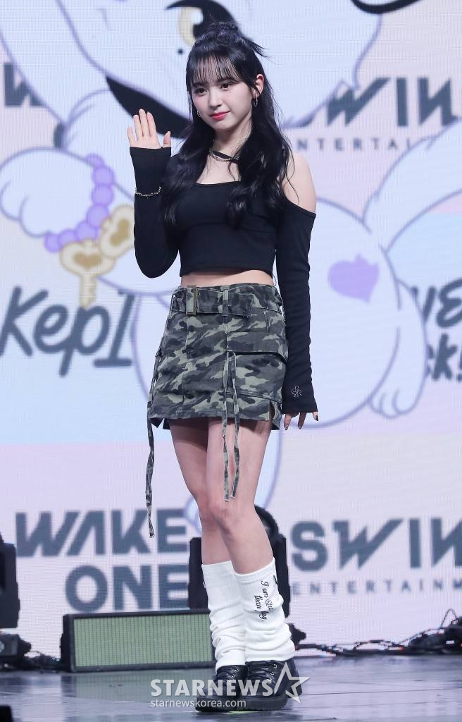 걸그룹 케플러(Kep1er) 마시로가 10일 오후 서울 광진구 예스24 라이브 홀에서 진행된 네 번째 미니앨범 'LOVESTRUCK! (러브스트럭)' 발매 기념 쇼케이스에 참석해 포즈를 취하고 있다.  'LOVESTRUCK!'은 처음으로 '사랑'이라는 감정을 마주한 아홉 소녀의 모습을 담은 앨범이다. 사랑을 깨닫게 된 소녀의 떨리고 설레는 마음, 처음이라 서툴 수 있지만 사랑받고 싶은 솔직한 마음 등 다양한 형태의 감정을 다양한 장르의 음악으로 그려냈다. 2023.04.10 /사진=김창현 기자 chmt@