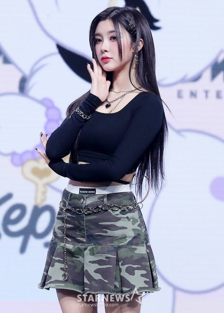 걸그룹 케플러(Kep1er) 김다연이 10일 오후 서울 광진구 예스24 라이브 홀에서 진행된 네 번째 미니앨범 'LOVESTRUCK! (러브스트럭)' 발매 기념 쇼케이스에 참석해 포즈를 취하고 있다.  'LOVESTRUCK!'은 처음으로 '사랑'이라는 감정을 마주한 아홉 소녀의 모습을 담은 앨범이다. 사랑을 깨닫게 된 소녀의 떨리고 설레는 마음, 처음이라 서툴 수 있지만 사랑받고 싶은 솔직한 마음 등 다양한 형태의 감정을 다양한 장르의 음악으로 그려냈다. 2023.04.10 /사진=김창현 기자 chmt@