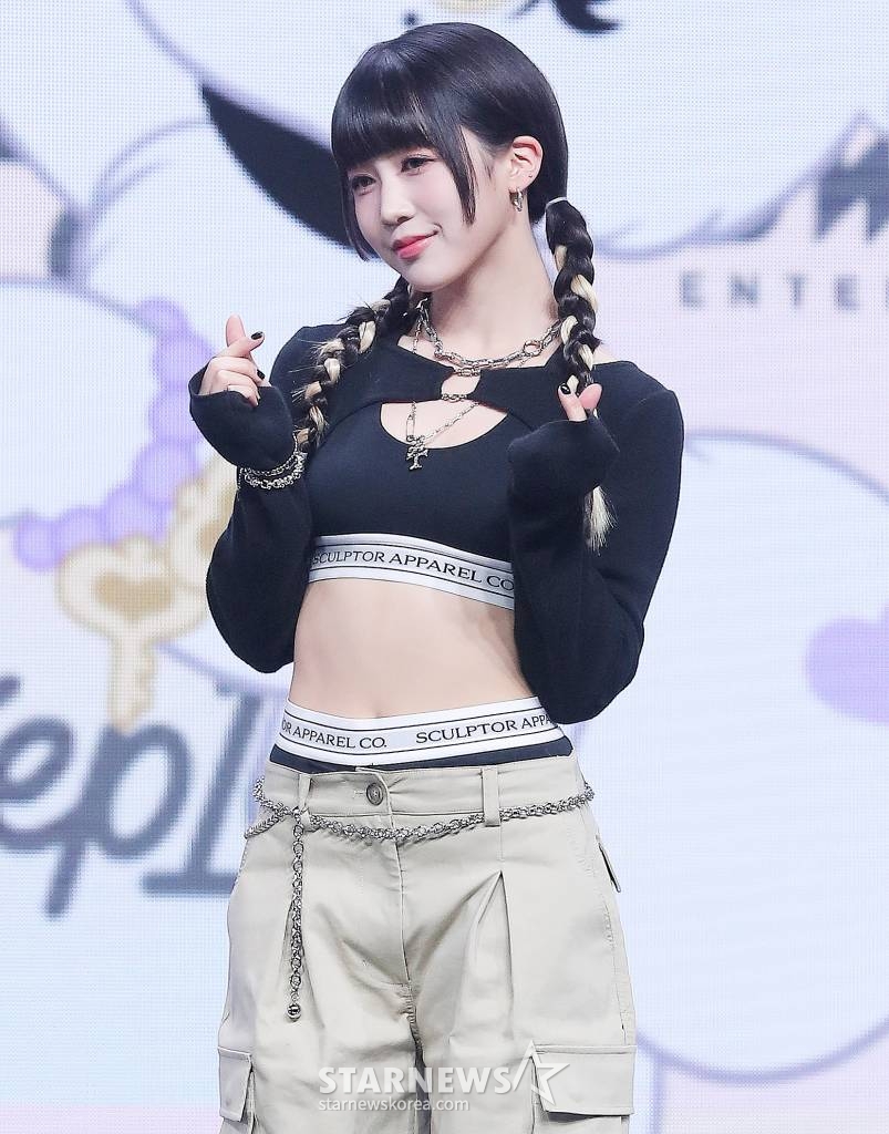 걸그룹 케플러(Kep1er) 히카루가 10일 오후 서울 광진구 예스24 라이브 홀에서 진행된 네 번째 미니앨범 'LOVESTRUCK! (러브스트럭)' 발매 기념 쇼케이스에 참석해 포즈를 취하고 있다.  'LOVESTRUCK!'은 처음으로 '사랑'이라는 감정을 마주한 아홉 소녀의 모습을 담은 앨범이다. 사랑을 깨닫게 된 소녀의 떨리고 설레는 마음, 처음이라 서툴 수 있지만 사랑받고 싶은 솔직한 마음 등 다양한 형태의 감정을 다양한 장르의 음악으로 그려냈다. 2023.04.10 /사진=김창현 기자 chmt@
