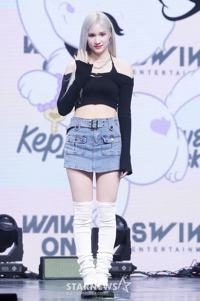 걸그룹 케플러(Kep1er) 휴닝바히에가 10일 오후 서울 광진구 예스24 라이브 홀에서 진행된 네 번째 미니앨범 'LOVESTRUCK! (러브스트럭)' 발매 기념 쇼케이스에 참석해 포즈를 취하고 있다.  'LOVESTRUCK!'은 처음으로 '사랑'이라는 감정을 마주한 아홉 소녀의 모습을 담은 앨범이다. 사랑을 깨닫게 된 소녀의 떨리고 설레는 마음, 처음이라 서툴 수 있지만 사랑받고 싶은 솔직한 마음 등 다양한 형태의 감정을 다양한 장르의 음악으로 그려냈다. 2023.04.10 /사진=김창현 기자 chmt@