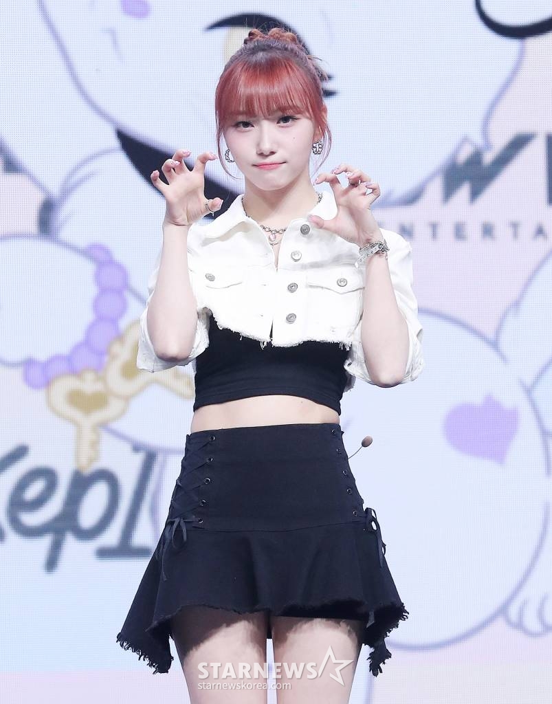 걸그룹 케플러(Kep1er) 서영은이 10일 오후 서울 광진구 예스24 라이브 홀에서 진행된 네 번째 미니앨범 'LOVESTRUCK! (러브스트럭)' 발매 기념 쇼케이스에 참석해 포즈를 취하고 있다.  'LOVESTRUCK!'은 처음으로 '사랑'이라는 감정을 마주한 아홉 소녀의 모습을 담은 앨범이다. 사랑을 깨닫게 된 소녀의 떨리고 설레는 마음, 처음이라 서툴 수 있지만 사랑받고 싶은 솔직한 마음 등 다양한 형태의 감정을 다양한 장르의 음악으로 그려냈다. 2023.04.10 /사진=김창현 기자 chmt@