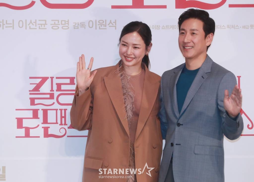 배우 이하늬, 이선균이 10일 오후 서울 광진구 롯데시네마 건대입구점에서 진행된 영화 '킬링 로맨스'(감독 이원석) 언론시사회에 참석해 포즈를 취하고 있다. 섬나라 재벌 '조나단'(이선균)과 운명적 사랑에 빠져 돌연 은퇴를 선언한 톱스타 '여래'(이하늬)가 팬클럽 3기 출신 사수생 '범우'(공명)를 만나 기상천외한 컴백 작전을 모의하게 되는 이야기 '킬링 로맨스'는 오는 14일 개봉한다. /2023.04.10 /사진=이동훈 기자 photoguy@
