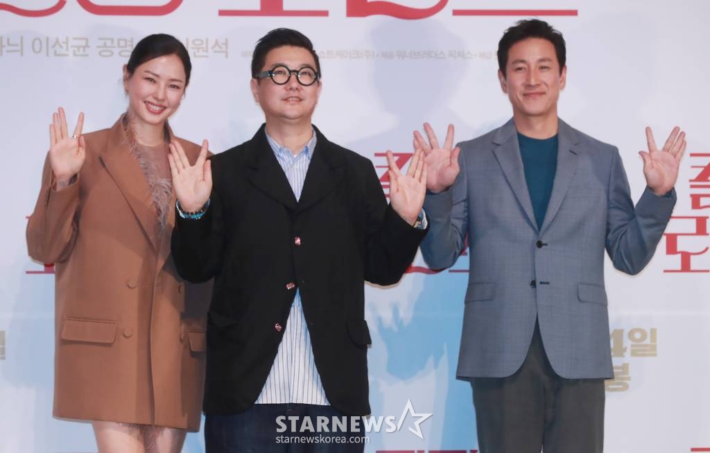 배우 이하늬, 이원석 감독, 배우 이선균이 10일 오후 서울 광진구 롯데시네마 건대입구점에서 진행된 영화 '킬링 로맨스'(감독 이원석) 언론시사회에 참석해 포즈를 취하고 있다. 섬나라 재벌 '조나단'(이선균)과 운명적 사랑에 빠져 돌연 은퇴를 선언한 톱스타 '여래'(이하늬)가 팬클럽 3기 출신 사수생 '범우'(공명)를 만나 기상천외한 컴백 작전을 모의하게 되는 이야기 '킬링 로맨스'는 오는 14일 개봉한다. /2023.04.10 /사진=이동훈 기자 photoguy@