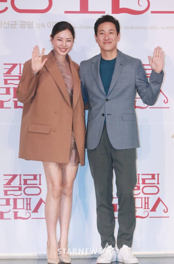 배우 이하늬, 이선균이 10일 오후 서울 광진구 롯데시네마 건대입구점에서 진행된 영화 '킬링 로맨스'(감독 이원석) 언론시사회에 참석해 포즈를 취하고 있다. 섬나라 재벌 '조나단'(이선균)과 운명적 사랑에 빠져 돌연 은퇴를 선언한 톱스타 '여래'(이하늬)가 팬클럽 3기 출신 사수생 '범우'(공명)를 만나 기상천외한 컴백 작전을 모의하게 되는 이야기 '킬링 로맨스'는 오는 14일 개봉한다. /2023.04.10 /사진=이동훈 기자 photoguy@