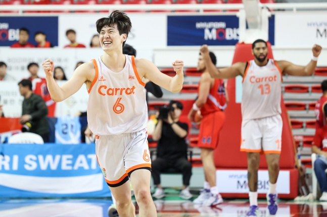 승리 후 환호하는 캐롯 이정현(왼쪽). /사진=KBL
