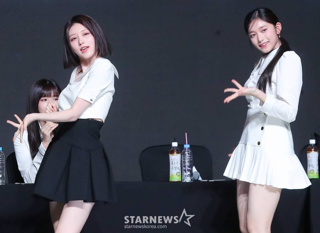 걸그룹 아이브(IVE) 가을, 이서가 10일 오후 서울 영등포구 여의도동 콘래드 서울에서 진행된 첫 번째 정규 앨범 '아이해브 아이브(I've IVE)' 발매 기념 기자간담회에 참석해 포인트 안무를 선보이고 있다. 이번 앨범에는 타이틀 곡 '아이엠(I AM)'과 선공개곡 '키치(Kitsch)'을 비롯해 총 11곡이 수록됐다. 2023.04.10 /사진=김창현 기자 chmt@
