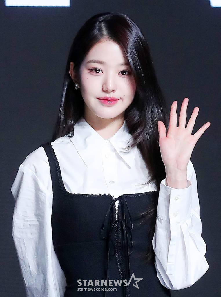 걸그룹 아이브(IVE) 장원영이 10일 오후 서울 영등포구 여의도동 콘래드 서울에서 진행된 첫 번째 정규 앨범 '아이해브 아이브(I've IVE)' 발매 기념 기자간담회에 참석해 미소를 짓고 있다. 이번 앨범에는 타이틀 곡 '아이엠(I AM)'과 선공개곡 '키치(Kitsch)'을 비롯해 총 11곡이 수록됐다. 2023.04.10 /사진=김창현 기자 chmt@