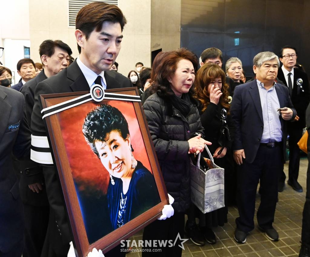 원로가수 고(故) 현미(본명 김명선) 발인식이 11일 오전 서울 동작구 흑석동 중앙대학교병원 장례식장에서 엄수되고 있다. 고 현미는 지난 4일 오전 9시37분께 서울 용산구 이촌동 자택에 쓰러진 상태로 팬클럽 회장 김모씨에게 발견됐다. 이후 김씨의 신고로 인근 병원으로 옮겨졌으나 안타깝게 생을 마감했다. 향년 85세. 2023.04.11 /사진=김창현 기자 chmt@