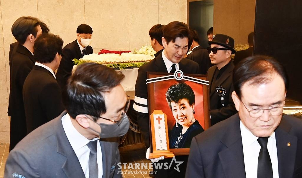 원로가수 고(故) 현미(본명 김명선) 발인식이 11일 오전 서울 동작구 흑석동 중앙대학교병원 장례식장에서 엄수되고 있다. 고 현미는 지난 4일 오전 9시37분께 서울 용산구 이촌동 자택에 쓰러진 상태로 팬클럽 회장 김모씨에게 발견됐다. 이후 김씨의 신고로 인근 병원으로 옮겨졌으나 안타깝게 생을 마감했다. 향년 85세. 2023.04.11 /사진=김창현 기자 chmt@