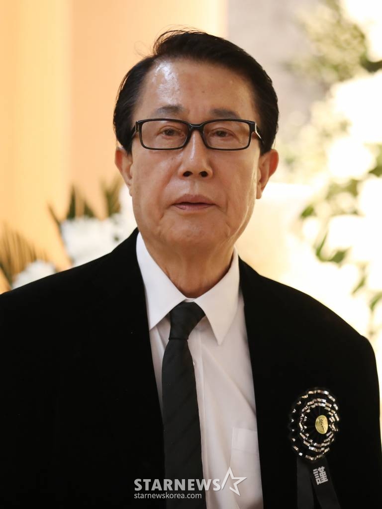 가수 서수남이 11일 오전 서울 동작구 흑석동 중앙대학교병원 장례식장에서 엄수된 원로가수 고(故) 현미(본명 김명선) 영결식에서 슬픔에 잠겨 있다. 고 현미는 지난 4일 오전 9시37분께 서울 용산구 이촌동 자택에 쓰러진 상태로 팬클럽 회장 김모씨에게 발견됐다. 이후 김씨의 신고로 인근 병원으로 옮겨졌으나 안타깝게 생을 마감했다. 향년 85세. 2023.04.11 /사진=김창현 기자 chmt@