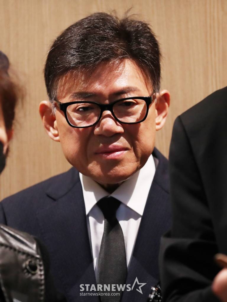 코미디언 엄용수가 11일 오전 서울 동작구 흑석동 중앙대학교병원 장례식장에서 엄수된 원로가수 고(故) 현미(본명 김명선) 영결식에서 슬픔에 잠겨 있다. 고 현미는 지난 4일 오전 9시37분께 서울 용산구 이촌동 자택에 쓰러진 상태로 팬클럽 회장 김모씨에게 발견됐다. 이후 김씨의 신고로 인근 병원으로 옮겨졌으나 안타깝게 생을 마감했다. 향년 85세. 2023.04.11 /사진=김창현 기자 chmt@