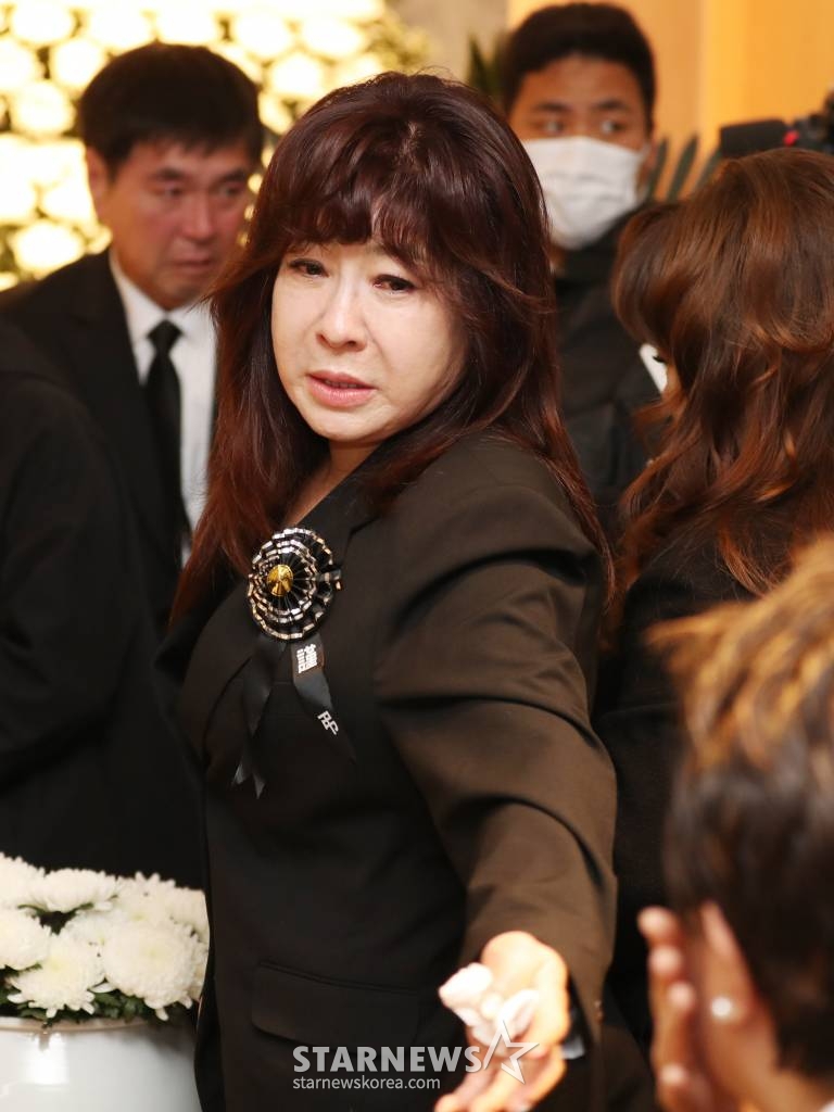 가수 노사연이 11일 오전 서울 동작구 흑석동 중앙대학교병원 장례식장에서 엄수된 원로가수 고(故) 현미(본명 김명선) 영결식에서 슬픔에 잠겨 있다. 고 현미는 지난 4일 오전 9시37분께 서울 용산구 이촌동 자택에 쓰러진 상태로 팬클럽 회장 김모씨에게 발견됐다. 이후 김씨의 신고로 인근 병원으로 옮겨졌으나 안타깝게 생을 마감했다. 향년 85세. 2023.04.11 /사진=김창현 기자 chmt@