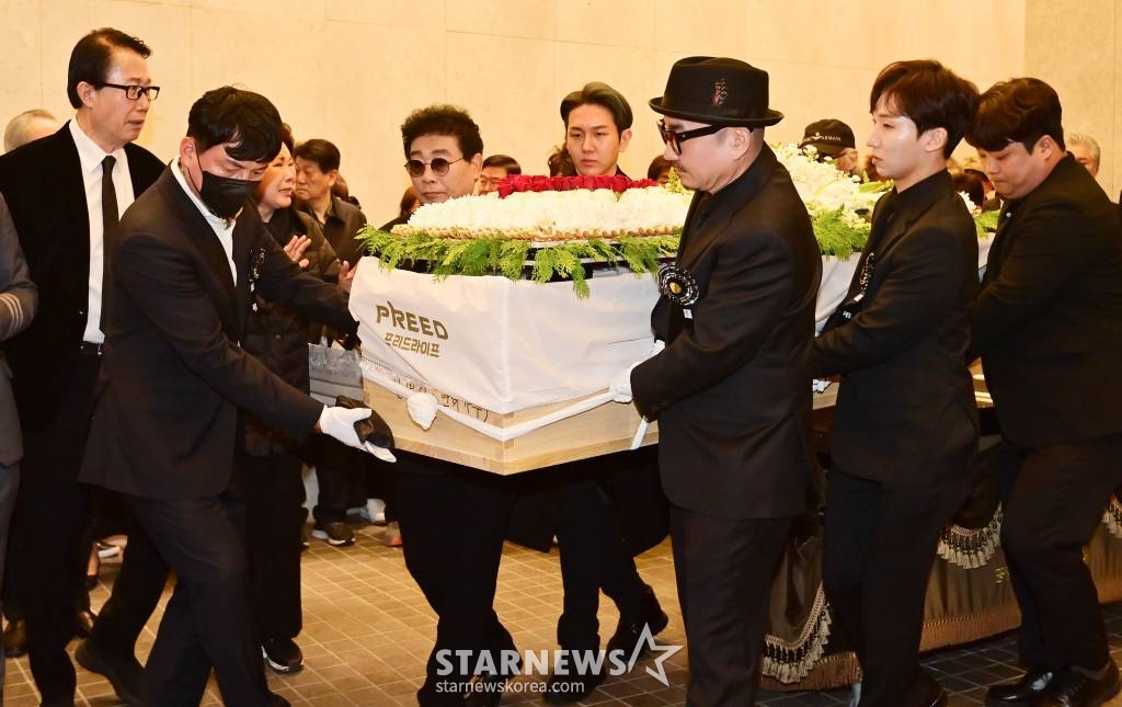 원로가수 고(故) 현미(본명 김명선) 발인식이 11일 오전 서울 동작구 흑석동 중앙대학교병원 장례식장에서 엄수되고 있다. 고 현미는 지난 4일 오전 9시37분께 서울 용산구 이촌동 자택에 쓰러진 상태로 팬클럽 회장 김모씨에게 발견됐다. 이후 김씨의 신고로 인근 병원으로 옮겨졌으나 안타깝게 생을 마감했다. 향년 85세. 2023.04.11 /사진=김창현 기자 chmt@