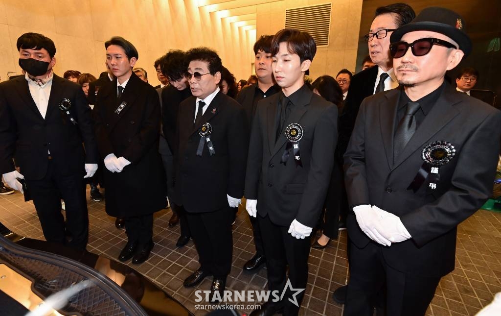 원로가수 고(故) 현미(본명 김명선) 발인식이 11일 오전 서울 동작구 흑석동 중앙대학교병원 장례식장에서 엄수되고 있다. 고 현미는 지난 4일 오전 9시37분께 서울 용산구 이촌동 자택에 쓰러진 상태로 팬클럽 회장 김모씨에게 발견됐다. 이후 김씨의 신고로 인근 병원으로 옮겨졌으나 안타깝게 생을 마감했다. 향년 85세. 2023.04.11 /사진=김창현 기자 chmt@