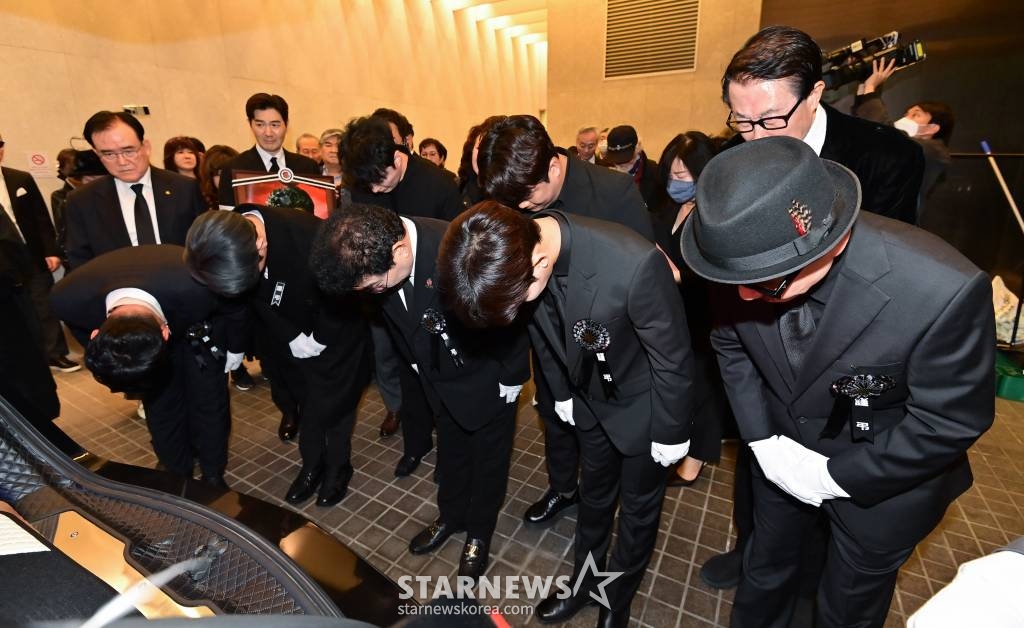 원로가수 고(故) 현미(본명 김명선) 발인식이 11일 오전 서울 동작구 흑석동 중앙대학교병원 장례식장에서 엄수되고 있다. 고 현미는 지난 4일 오전 9시37분께 서울 용산구 이촌동 자택에 쓰러진 상태로 팬클럽 회장 김모씨에게 발견됐다. 이후 김씨의 신고로 인근 병원으로 옮겨졌으나 안타깝게 생을 마감했다. 향년 85세. 2023.04.11 /사진=김창현 기자 chmt@