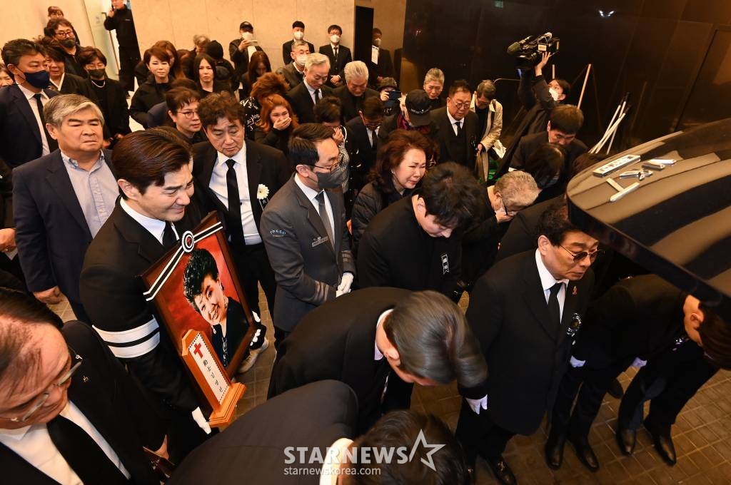 원로가수 고(故) 현미(본명 김명선) 발인식이 11일 오전 서울 동작구 흑석동 중앙대학교병원 장례식장에서 엄수되고 있다. 고 현미는 지난 4일 오전 9시37분께 서울 용산구 이촌동 자택에 쓰러진 상태로 팬클럽 회장 김모씨에게 발견됐다. 이후 김씨의 신고로 인근 병원으로 옮겨졌으나 안타깝게 생을 마감했다. 향년 85세. 2023.04.11 /사진=김창현 기자 chmt@