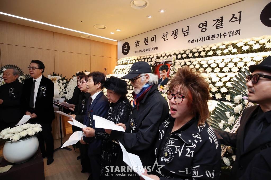 원로가수 고(故) 현미(본명 김명선) 영결식이 11일 오전 서울 동작구 흑석동 중앙대학교병원 장례식장에서 엄수되고 있다. 고 현미는 지난 4일 오전 9시37분께 서울 용산구 이촌동 자택에 쓰러진 상태로 팬클럽 회장 김모씨에게 발견됐다. 이후 김씨의 신고로 인근 병원으로 옮겨졌으나 안타깝게 생을 마감했다. 향년 85세. 2023.04.11 /사진=김창현 기자 chmt@
