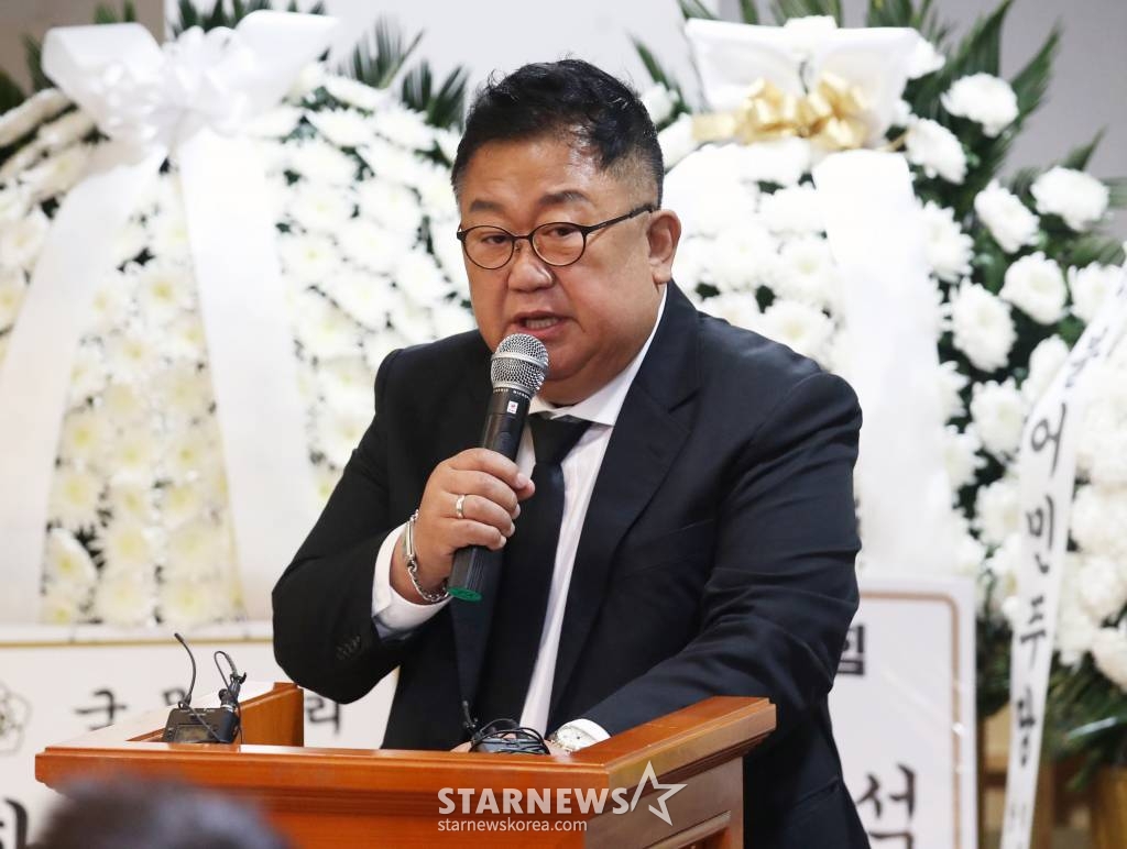 10일 서울 종로구 서울대학교병원 장례식장에서 열린 고(故) 송해의 영결식에서 개그맨 이용식이 추도사를 하고 있다. 1927년 황해도 재령군에서 태어난 송해는 1955년 창공악극단을 통해 연예게에 데뷔, 1988년부터 2022년까지 34년 동안 '전국노래자랑' MC를 맡아 전국을 누볐다. 2022.6.10 /사진=김창현 기자 chmt@