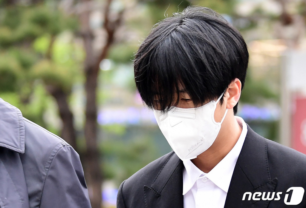 (서울=뉴스1) 이동해 기자 = 병역법 위반 혐의로 기소된 라비가 11일 오전 서울 양천구 서울남부지방법원에서 열린 1차 공판에 출석하고 있다. 가수 라비와 나플라 등은 병역 브로커 구 모 씨와 공모해 허위 뇌전증 진단을 통해 병역을 회피한 혐의로 재판에 넘겨졌다. 구 씨는 지난해 12월 구속 기소돼 현재 재판 중에 있다. (공동취재) 2023.4.11/뉴스1 Copyright (C) 뉴스1. All rights reserved. 무단 전재 및 재배포 금지.