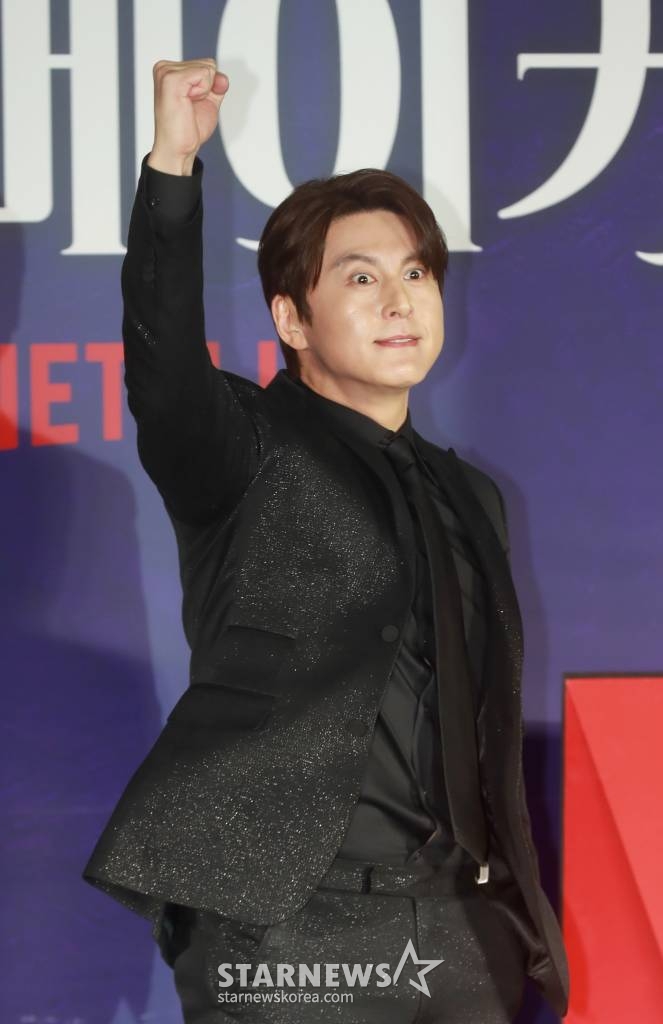 배우 류수영이 11일 오전 서울 CGV용산아이파크몰에서 진행된 넷플릭스 오리지널 시리즈 '퀸메이커' 제작발표회에 참석해 포즈를 취하고 있다. 이미지 메이킹의 귀재이자 대기업 전략기획실을 쥐락펴락하던 황도희(김희애)가 정의의 코뿔소라 불리며 잡초처럼 살아온 인권변호사 오경숙(문소리)을 서울 시장으로 만들기 위해 선거판에 뛰어들며 벌어지는 이야기를 그린 작품 '퀸메이커'는 오는 14일 공개된다. /2023.04.11 /사진=이동훈 기자 photoguy@