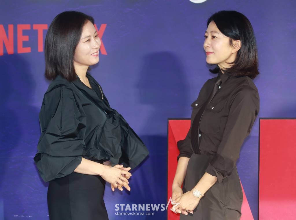 배우 문소리, 김희애가 11일 오전 서울 CGV용산아이파크몰에서 진행된 넷플릭스 오리지널 시리즈 '퀸메이커' 제작발표회에 참석해 포즈를 취하고 있다. 이미지 메이킹의 귀재이자 대기업 전략기획실을 쥐락펴락하던 황도희(김희애)가 정의의 코뿔소라 불리며 잡초처럼 살아온 인권변호사 오경숙(문소리)을 서울 시장으로 만들기 위해 선거판에 뛰어들며 벌어지는 이야기를 그린 작품 '퀸메이커'는 오는 14일 공개된다. /2023.04.11 /사진=이동훈 기자 photoguy@