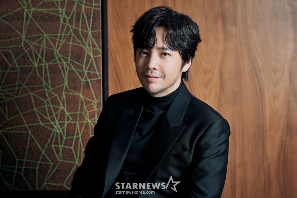 배우 장근석이 4일 오전 서울 종로구 삼청동의 한 카페에서 진행된 쿠팡플레이 시리즈 '미끼' 관련 인터뷰를 위해 포즈를 취하고 있다. '미끼'는 유사 이래 최대 사기 사건의 범인이 사망한지 8년 후, 그가 살인 사건의 용의자로 지목되면서 이를 둘러싼 비밀을 추적하는 범죄 스릴러. '미끼' 파트2는 오는 7일 공개. / 사진제공 = 쿠팡플레이 /사진=김창현 기자 chmt@