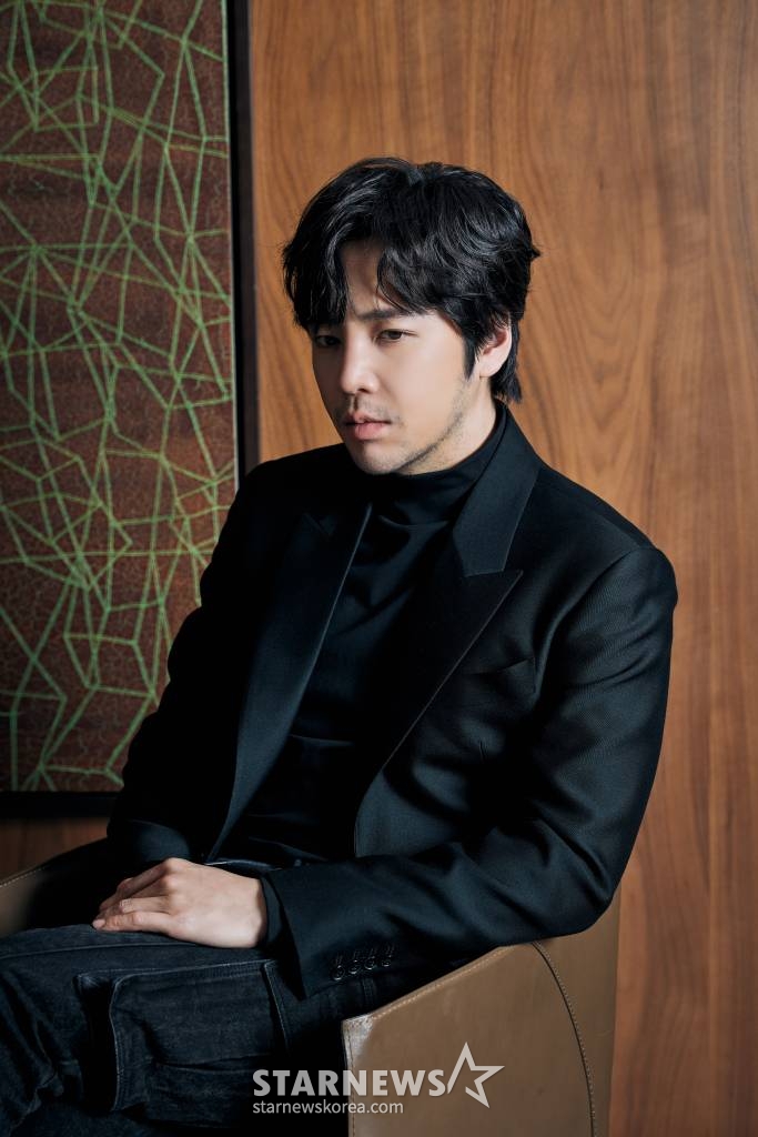 배우 장근석이 4일 오전 서울 종로구 삼청동의 한 카페에서 진행된 쿠팡플레이 시리즈 '미끼' 관련 인터뷰를 위해 포즈를 취하고 있다. '미끼'는 유사 이래 최대 사기 사건의 범인이 사망한지 8년 후, 그가 살인 사건의 용의자로 지목되면서 이를 둘러싼 비밀을 추적하는 범죄 스릴러. '미끼' 파트2는 오는 7일 공개. / 사진제공 = 쿠팡플레이 /사진=김창현 기자 chmt@