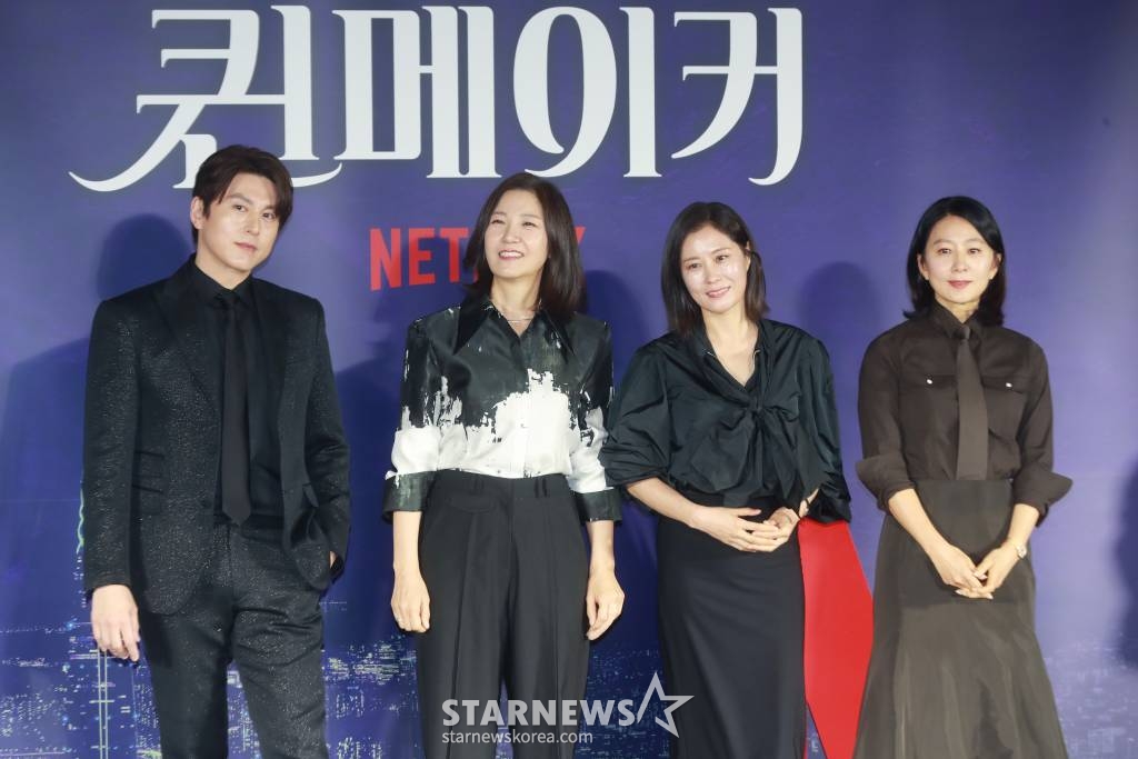 배우 류수영, 문소리, 서이숙, 김희애가 11일 오전 서울 CGV용산아이파크몰에서 진행된 넷플릭스 오리지널 시리즈 '퀸메이커' 제작발표회에 참석해 포즈를 취하고 있다. 이미지 메이킹의 귀재이자 대기업 전략기획실을 쥐락펴락하던 황도희(김희애)가 정의의 코뿔소라 불리며 잡초처럼 살아온 인권변호사 오경숙(문소리)을 서울 시장으로 만들기 위해 선거판에 뛰어들며 벌어지는 이야기를 그린 작품 '퀸메이커'는 오는 14일 공개된다. /2023.04.11 /사진=이동훈 기자 photoguy@