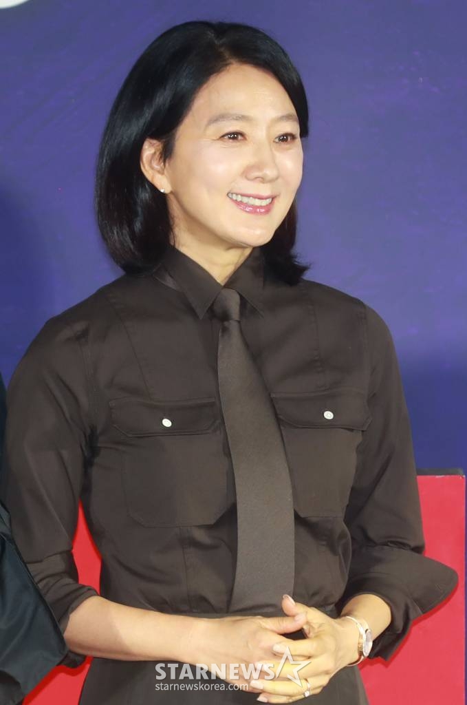 배우 김희애가 11일 오전 서울 CGV용산아이파크몰에서 진행된 넷플릭스 오리지널 시리즈 '퀸메이커' 제작발표회에 참석해 포즈를 취하고 있다. 이미지 메이킹의 귀재이자 대기업 전략기획실을 쥐락펴락하던 황도희(김희애)가 정의의 코뿔소라 불리며 잡초처럼 살아온 인권변호사 오경숙(문소리)을 서울 시장으로 만들기 위해 선거판에 뛰어들며 벌어지는 이야기를 그린 작품 '퀸메이커'는 오는 14일 공개된다. /2023.04.11 /사진=이동훈 기자 photoguy@