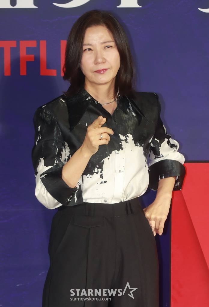배우 서이숙이 11일 오전 서울 CGV용산아이파크몰에서 진행된 넷플릭스 오리지널 시리즈 '퀸메이커' 제작발표회에 참석해 포즈를 취하고 있다. 이미지 메이킹의 귀재이자 대기업 전략기획실을 쥐락펴락하던 황도희(김희애)가 정의의 코뿔소라 불리며 잡초처럼 살아온 인권변호사 오경숙(문소리)을 서울 시장으로 만들기 위해 선거판에 뛰어들며 벌어지는 이야기를 그린 작품 '퀸메이커'는 오는 14일 공개된다. /2023.04.11 /사진=이동훈 기자 photoguy@
