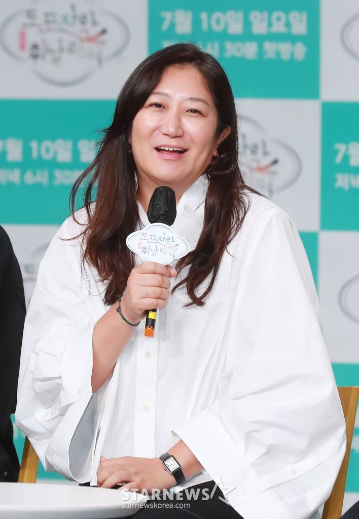 황지영 PD가 7일 오후 서울 마포구 상암동 MBC 사옥에서 진행된 새 예능 '도포자락 휘날리며' 제작발표회에 참석해 질문에 답하고 있다. K-POP, 드라마, 패션, 스포츠 등 각 분야에서 두각을 드러내고 있는 한류 전령사 5인이 펼치는 옴므 방랑 여행기 '도포자락 휘날리며'는 오는 10일 첫 방송된다. /2022.07.07 /사진=이동훈 기자 photoguy@