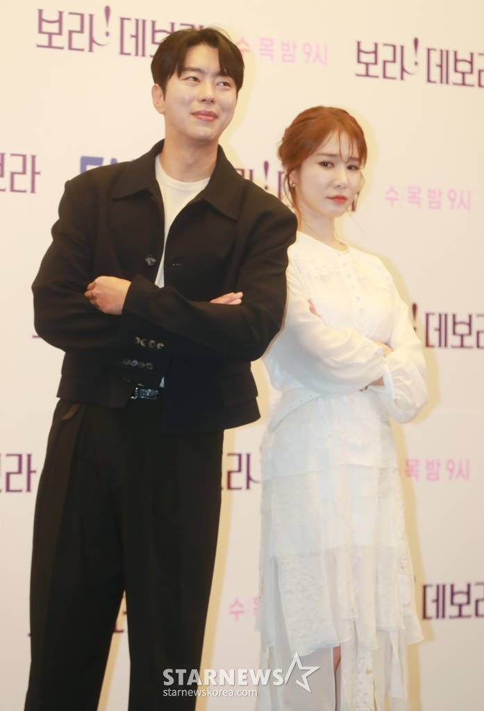 배우 윤현민, 유인나가 12일 오전 서울 상암동 스탠포드 호텔에서 진행된 ENA 드라마 '보라! 데보라' 제작발표회에 참석해 포즈를 취하고 있다. 연애는 전략이 필요하다는 연애코치 데보라와 연애는 진정성이라는 출판 기획자 수혁이 함께 연애서를 만들면서 시작되는 과몰입 유발 로맨스 '보라! 데보라'는 오늘(12일) 첫 방송된다. /2023.04.12 /사진=이동훈 기자 photoguy@