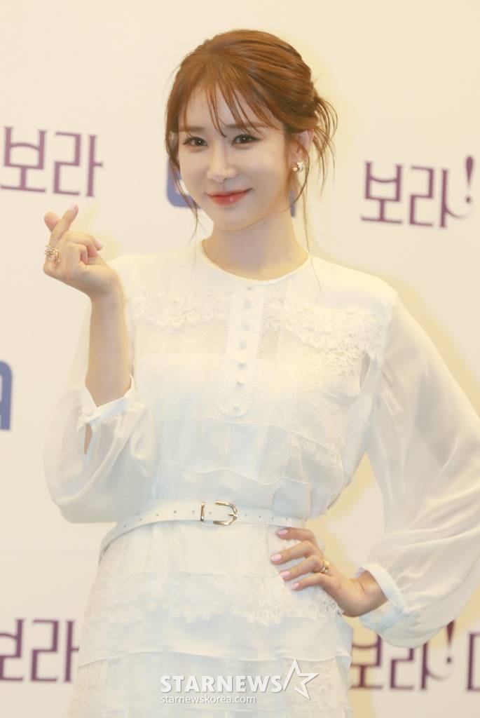 배우 유인나가 12일 오전 서울 상암동 스탠포드 호텔에서 진행된 ENA 드라마 '보라! 데보라' 제작발표회에 참석해 포즈를 취하고 있다. 연애는 전략이 필요하다는 연애코치 데보라와 연애는 진정성이라는 출판 기획자 수혁이 함께 연애서를 만들면서 시작되는 과몰입 유발 로맨스 '보라! 데보라'는 오늘(12일) 첫 방송된다. /2023.04.12 /사진=이동훈 기자 photoguy@