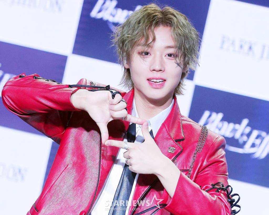 가수 박지훈이 12일 오후 서울 강남구 청담동 일지아트홀에서 진행된 일곱 번째 미니앨범 'Blank or Black'(블랭크 오어 블랙) 발매 기념 쇼케이스에 참석해 포즈를 취하고 있다. 'Blank or Black'은 가장 복잡한 미로, 가장 어려운 수수께끼처럼 우연한 호기심에 한 번 발을 들이면 단숨에 헤어 나오기 어려운 박지훈의 깊은 매력을 담은 앨범이다. 2023.04.12 /사진=김창현 기자 chmt@