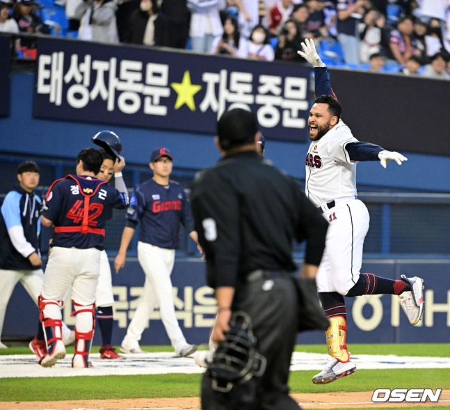 지난 1일 잠실 롯데-두산전에서 두산 호세 로하스(맨 오른쪽)가 11회 말 끝내기 홈런을 때려낸 후 기뻐하고 있다.