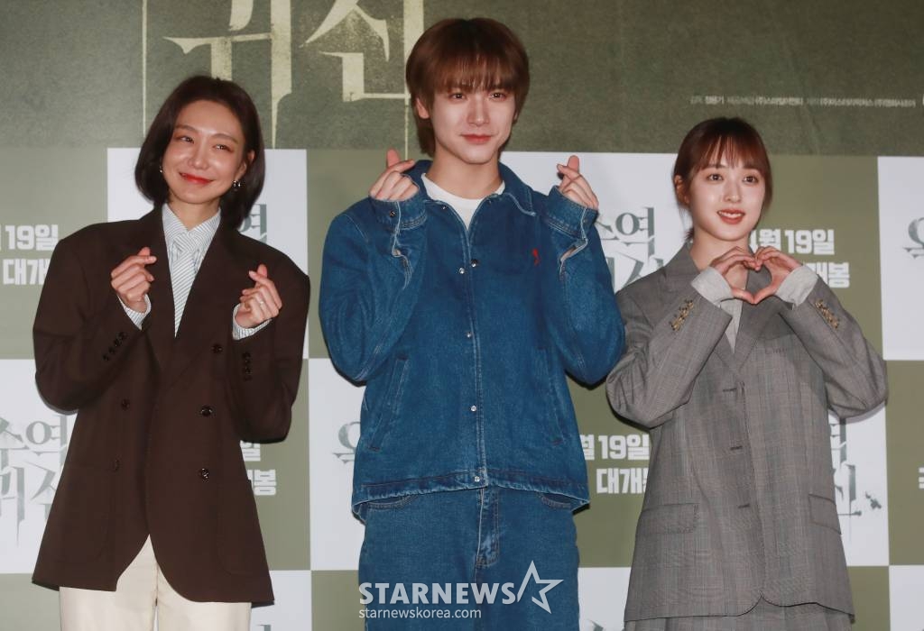 배우 신소율, 김재현, 김보라가 12일 오후 서울 CGV용산아이파크몰에서 진행된 영화 '옥수역 귀신'(감독 정용기) 언론시사회에 참석해 포즈를 취하고 있다.  특종이 필요한 기자 나영이 옥수역에서 근무하는 친구 우원을 통해 옥수역에서 계속해서 일어난 사망사건들을 전해 듣고 취재를 시작하면서 벌어지는 이야기를 그린 '옥수역 귀신'은 오는 19일 개봉한다. /2023.04.12 /사진=이동훈 기자 photoguy@