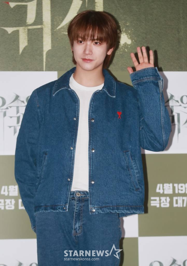 배우 김재현이 12일 오후 서울 CGV용산아이파크몰에서 진행된 영화 '옥수역 귀신'(감독 정용기) 언론시사회에 참석해 포즈를 취하고 있다.  특종이 필요한 기자 나영이 옥수역에서 근무하는 친구 우원을 통해 옥수역에서 계속해서 일어난 사망사건들을 전해 듣고 취재를 시작하면서 벌어지는 이야기를 그린 '옥수역 귀신'은 오는 19일 개봉한다. /2023.04.12 /사진=이동훈 기자 photoguy@