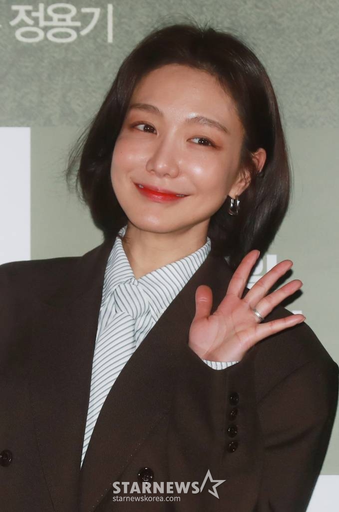 배우 신소율이 12일 오후 서울 CGV용산아이파크몰에서 진행된 영화 '옥수역 귀신'(감독 정용기) 언론시사회에 참석해 포즈를 취하고 있다.  특종이 필요한 기자 나영이 옥수역에서 근무하는 친구 우원을 통해 옥수역에서 계속해서 일어난 사망사건들을 전해 듣고 취재를 시작하면서 벌어지는 이야기를 그린 '옥수역 귀신'은 오는 19일 개봉한다. /2023.04.12 /사진=이동훈 기자 photoguy@