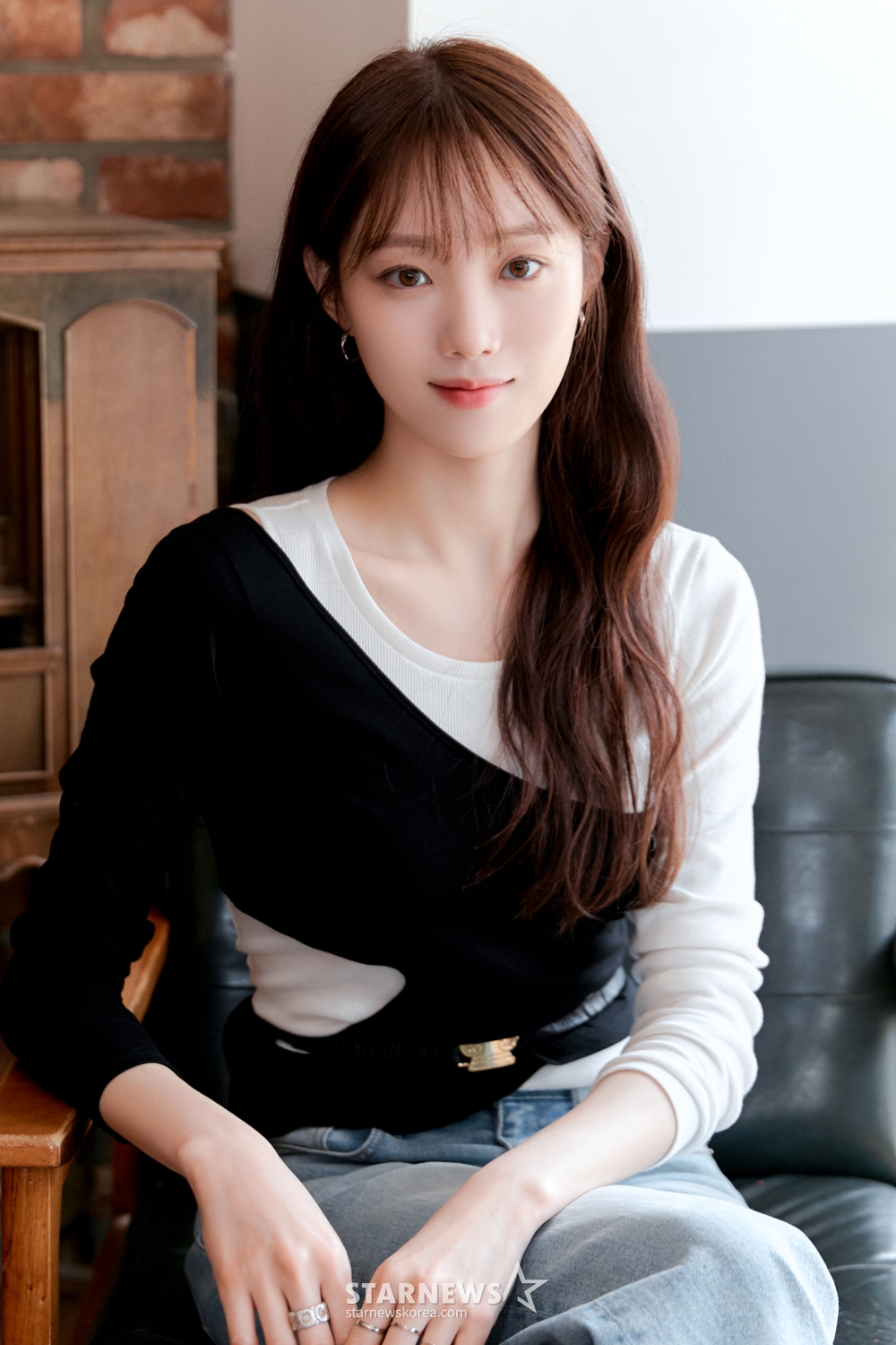 디즈니 플러스 오리지널 웹 드라마 '사랑이라 말해요'의 주연배우 이성경이 10일 오후 진행된 인터뷰를 위해 포즈를 취하고 있다. '사랑이라 말해요'는 복수에 호기롭게 뛰어든 여자 '우주'와 복수의 대상이 된 남자 '동진', 만나지 말았어야 할 두 남녀의 감성 로맨스다. /사진제공=월트디즈니컴퍼니코리아 2023.04.10 /사진=이동훈 기자 photoguy@