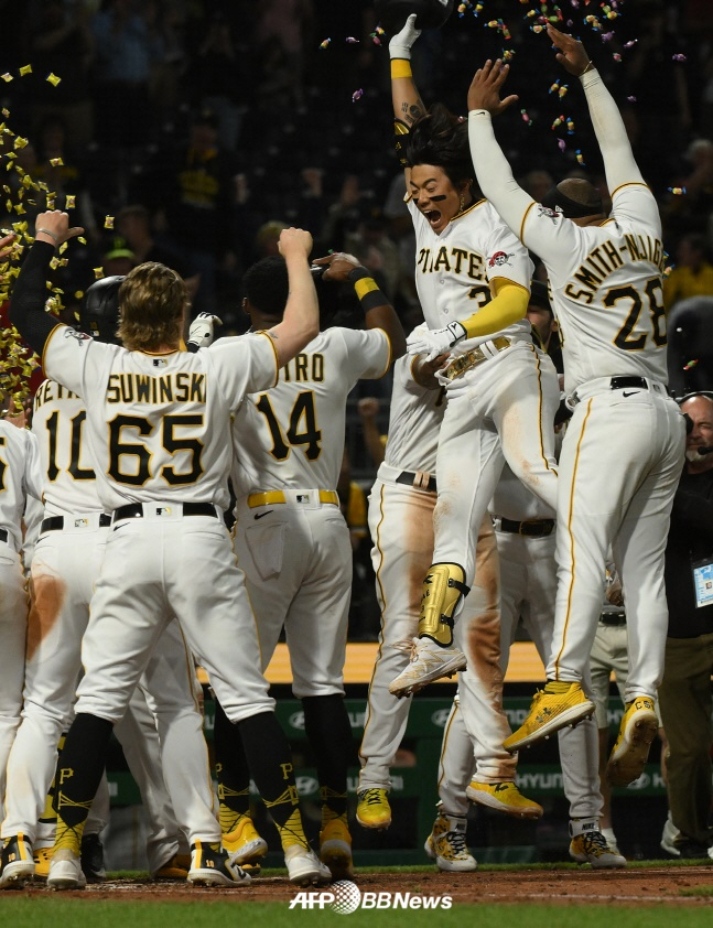피츠버그 배지환(오른쪽에서 2번째)이 12일 MLB 휴스턴전에서 끝내기 홈런을 때린 뒤 슬램덩크 세리머니를 펼치고 있다. /AFPBBNews=뉴스1