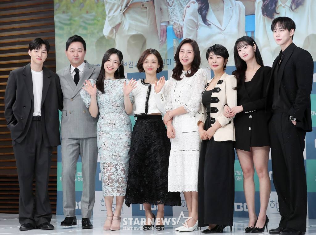 배우 서한결, 김유석, 정우연, 고은미, 조미령, 조은숙, 전혜연, 진주형이 13일 오전 서울 마포구 상암동 MBC 사옥에서 진행된 일일드라마 '하늘의 인연' 제작발표회에 참석해 포즈를 취하고 있다. '하늘의 인연'은 아버지의 그릇된 욕망이 만들어낸 비극으로 원수가 돼버린 부녀가 마침내 천륜의 사랑을 깨닫는 이야기를 그린다. 오는 17일 첫 방송. 2023.04.13 /사진=김창현 기자 chmt@
