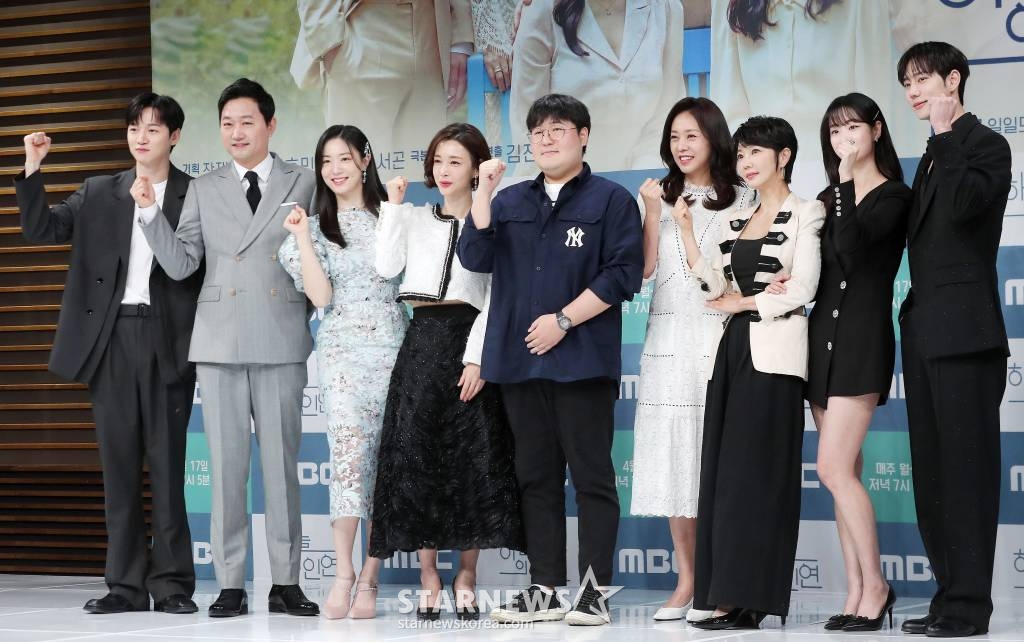 김진형 감독(가운데), 배우 서한결, 김유석, 정우연, 고은미, 조미령, 조은숙, 전혜연, 진주형이 13일 오전 서울 마포구 상암동 MBC 사옥에서 진행된 일일드라마 '하늘의 인연' 제작발표회에 참석해 포즈를 취하고 있다. '하늘의 인연'은 아버지의 그릇된 욕망이 만들어낸 비극으로 원수가 돼버린 부녀가 마침내 천륜의 사랑을 깨닫는 이야기를 그린다. 오는 17일 첫 방송. 2023.04.13 /사진=김창현 기자 chmt@